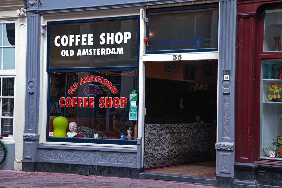 black-and-white-coffee-shop-3b23elihqrc